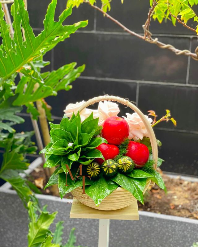 Giỏ trầu mix hoa hồng, táo – Minh Thư Đồ Lễ Đà Nẵng