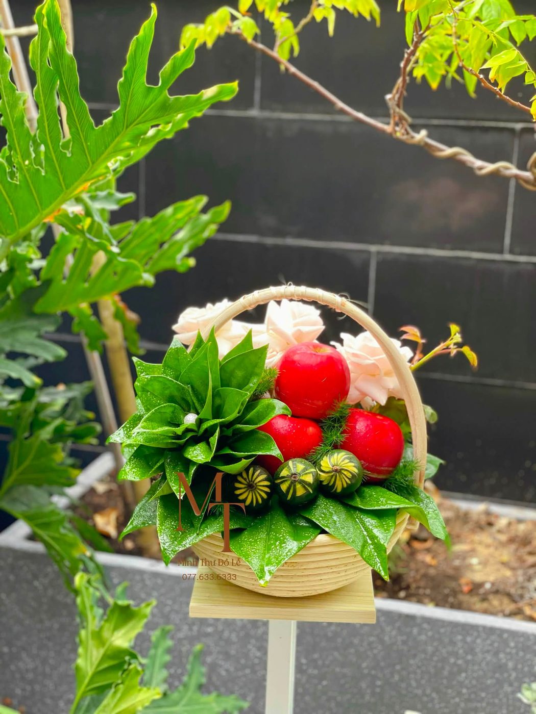 Giỏ trầu mix hoa hồng, táo – Minh Thư Đồ Lễ Đà Nẵng